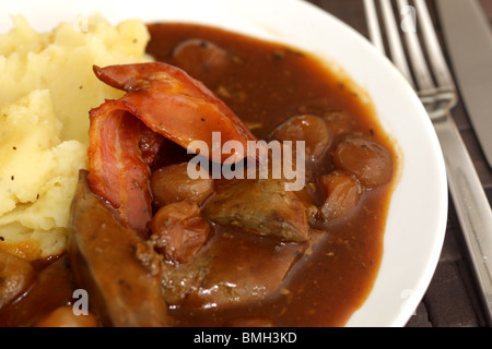 Santé du foie fraîchement préparé avec des oignons, bacon et pommes de terre en purée et de la sauce sans les gens Banque D'Images