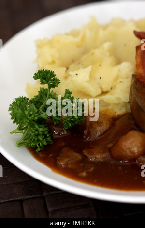 Santé du foie fraîchement préparé avec des oignons, bacon et pommes de terre en purée et de la sauce sans les gens Banque D'Images