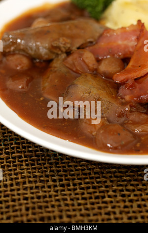 Santé du foie fraîchement préparé avec des oignons, bacon et pommes de terre en purée et de la sauce sans les gens Banque D'Images