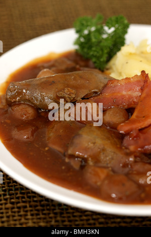 Santé du foie fraîchement préparé avec des oignons, bacon et pommes de terre en purée et de la sauce sans les gens Banque D'Images