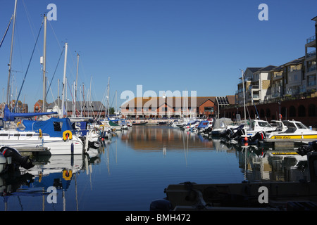 Droit d'amarrage et de résidences dans le havre de Port souverain Marina dans l'East Sussex, Angleterre. Banque D'Images