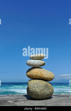 Quatre pierres Zen et 4 éléments en pierre, bois, ciel, eau des objets trouvés le long de 17 Mile Drive Monterey Pebble Beach California USA Banque D'Images