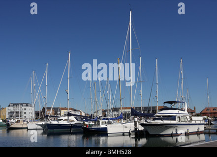 Droit d'amarrage et de résidences dans le havre de Port souverain Marina dans l'East Sussex, Angleterre. Banque D'Images