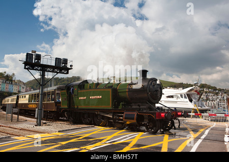 Royaume-uni, Angleterre, Devon, Kingswear, train à vapeur en marche aux côtés de River Dart Banque D'Images