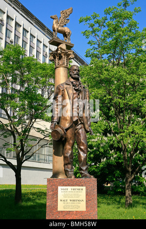 Monument de la poète, essayiste, journaliste et humaniste Walter Whitman (1819-1892) à l'extérieur de l'Université d'État Lomonossov de Moscou Banque D'Images