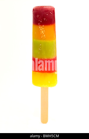 Lolly glaces coloré à rayures sur fond blanc Banque D'Images