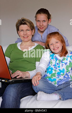 Portrait d'une heureuse mère et ses deux filles heureux Banque D'Images