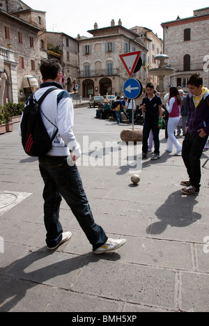 École italienne garçons jouent au soccer sur la piazza à Assise Banque D'Images