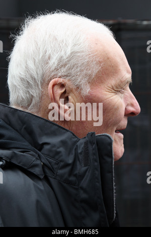 Député travailliste Tony Benn ex sur College Green, Westminster, Londres, pendant les élections de 2010. Banque D'Images