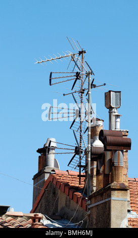 Assortiment contenant des antennes de télévision et les pots de cheminée avec cagoules sur apartment building in Cannes, Cote d'Azur, France Banque D'Images