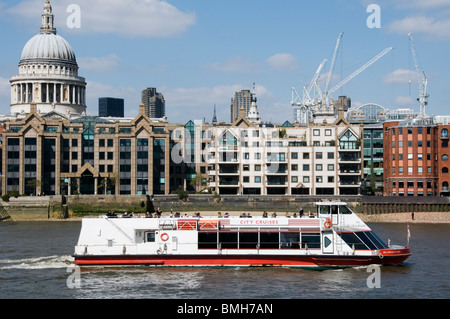 Bateaux de croisières de la ville de la paix" du millénaire passe la Cathédrale St Paul Banque D'Images