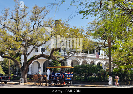 Les touristes en chariot tiré par des chevaux Affichage de la réunion Historique Deux Street Inn de Charleston, Caroline du Sud Banque D'Images