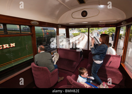 Royaume-uni, Angleterre, Devon, Kingswear, passagers en voiture Pullman à la locomotive à Banque D'Images