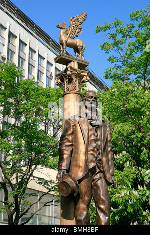 Monument de la poète, essayiste, journaliste et humaniste Walter Whitman (1819-1892) à l'extérieur de l'Université d'État Lomonossov de Moscou Banque D'Images