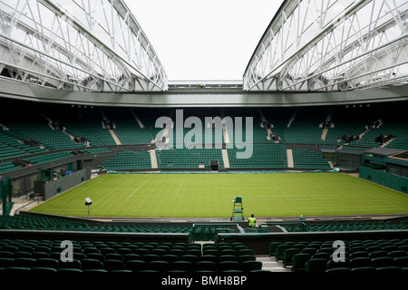 Centre Court Wimbledon / championnat de tennis stade Arena avec la fermeture du toit. Wimbledon, Royaume-Uni. Banque D'Images