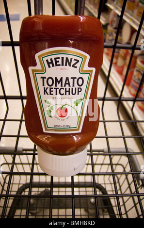 Une bouteille de ketchup Heinz dans un panier de supermarché le dimanche, 6 juin 2010. (© Richard B. Levine) Banque D'Images