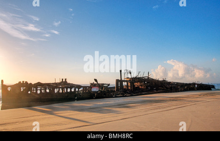 Lever du soleil sur l'épave du Maheno sur Fraser Island, Queensland, Australie Banque D'Images