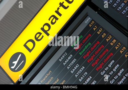 London Heathrow Airport Terminal 5 - départs et surveiller l'information d'embarquement Banque D'Images