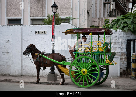 Philippines, Manille, cheval traditionnel en taxi du vrai Street à Intramuros le plus ancien quartier de la ville de Manille Banque D'Images