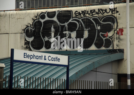 Graffitis au Elephant and Castle, Londres, 2010. Banque D'Images