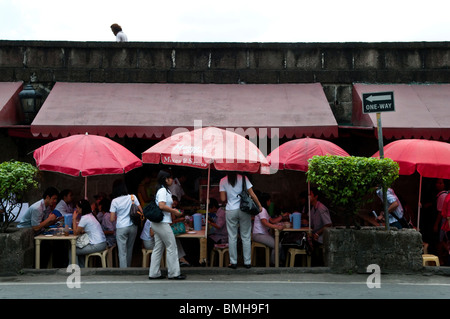 Philippines, Manille, 5 mars,les élèves déjeunant à Intramuros le plus ancien quartier de la ville de Manille. Banque D'Images