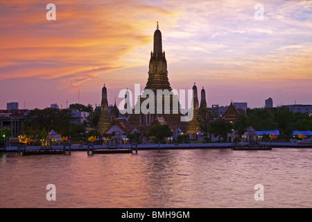 Sud-est de l'Asie, Thaïlande, Bangkok, Wat Arun, Temple de l'aube et la rivière Chao Phraya allumé au coucher du soleil Banque D'Images