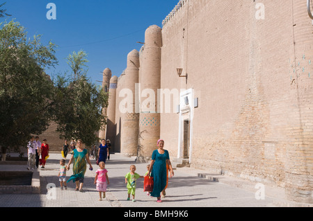 Mur de la ville puissante forteresse Ichon-Qala, Khiva, Ouzbékistan Banque D'Images