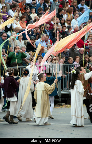 Participants costumés dans le CalendiMaggio assise, un festival culturel de l'Ombrie célébrant les rites of spring Banque D'Images