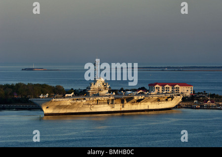 Lumière du soir sur le USS Yorktown avec Fort Sumter dans la Distance près de Charleston, Caroline du Sud Banque D'Images