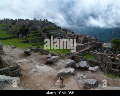 Brume matinale sur les anciennes ruines d'Inca au Machu Picchu près de Cusco au Pérou Banque D'Images