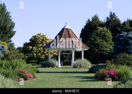 Un printemps gazebo dans un beau jardin. Banque D'Images