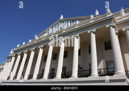 Ce bel immeuble avec colonnes ioniques et fronton sculpté construit dans le style néo-classique, conçu par John Nash. Banque D'Images