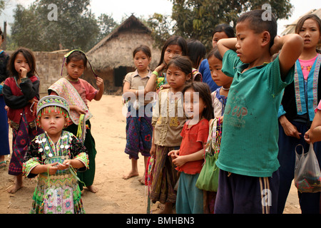 Enfants Hmong dans un petit village entre Pakbeng et Luang Prabang, Laos. Banque D'Images