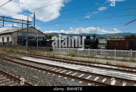 Vieilles locomotives à vapeur à la gare de Pistoia, Toscane, Italie-1 Banque D'Images