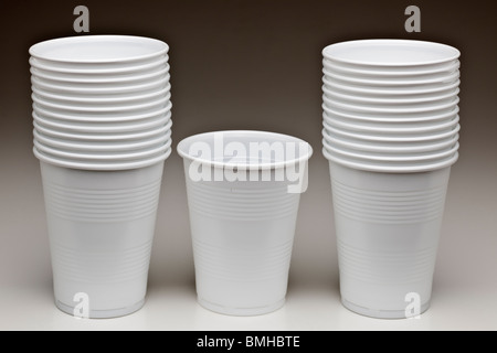 Pile pile jetable de tasses en plastique non utilisés Banque D'Images