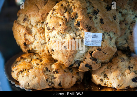 Rock ombrienne rempli de gâteaux de noix et fruits séchés à Assise. Banque D'Images