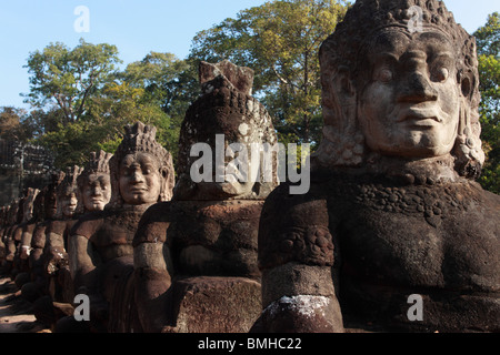 Les statues sur le pont à la porte sud, Angkor Thom, Banque D'Images