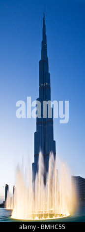 La fontaine de Dubaï afficher en face du Burj Dubaï ou Khalifa, bâtiment le plus haut du monde, au centre-ville de Dubaï, AUX ÉMIRATS ARABES UNIS Banque D'Images