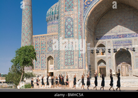 Les jeunes femmes la préparation d'une danse, Reghistan, Samarkand, Ouzbékistan Banque D'Images