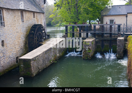 Waterwheel et vannes sur la rivière l'Aure à Bayeux, en Normandie, France Banque D'Images