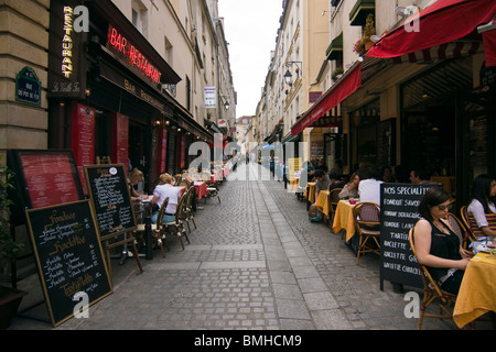 Terrasses de restaurants dans le quartier Mouffetard, Paris, France Banque D'Images