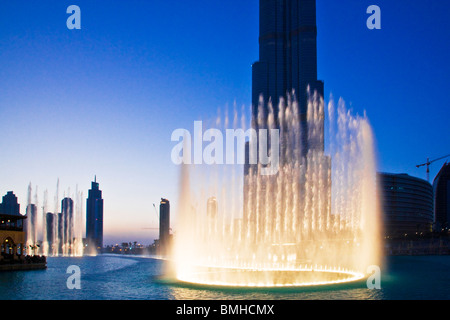 La fontaine de Dubaï afficher en face du Burj Dubaï ou Khalifa, bâtiment le plus haut du monde, au centre-ville de Dubaï, AUX ÉMIRATS ARABES UNIS Banque D'Images