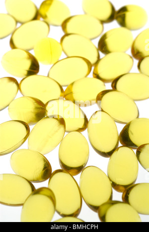 Close up of capsules gel concentré contenant un taux d'huile de poisson, riche en acides gras essentiels. Banque D'Images