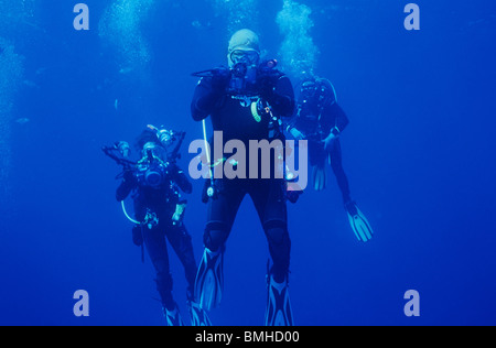 Les plongeurs sous l'eau, près de Darwins Arch. Galapagos. La photographie sous-marine. Scuba Diver prend une photo de moi. Banque D'Images