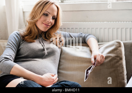 Pregnant woman holding sonogram Banque D'Images