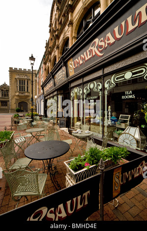 Un élégant café local et l'emporium en rugby avec Ruby School en arrière-plan, dans le Warwickshire, Royaume-Uni Banque D'Images