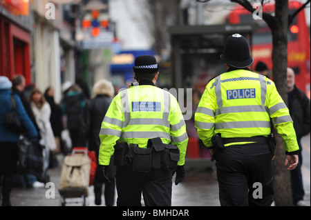 Un agent de police et un pcso sur marcher sur le rythme à Brighton Banque D'Images