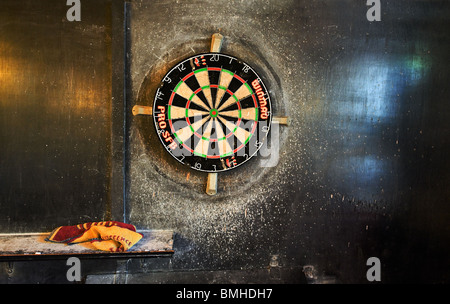 Une cible sur un mur dans la règle d'or Public House, Ambleside, Lake District, UK Banque D'Images