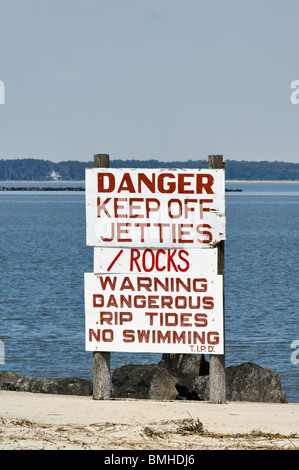 Panneau d'avertissement sur Avertissement de plage de Tybee Island Tides Rip dans le comté de Chatham, New York Banque D'Images