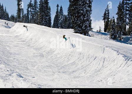 Scène d'hiver Super pipeline Pipeline athlètes athlétisme skis snowboards Village Northstar Resort North Lake Tahoe California USA Banque D'Images